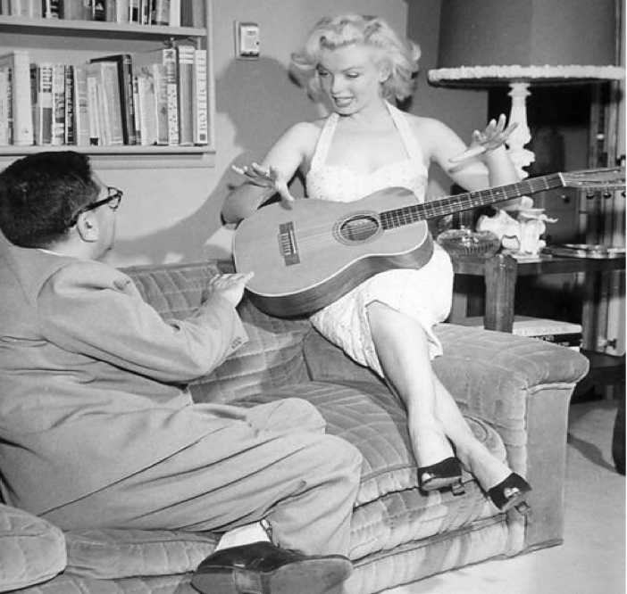 New York Post writer and Hollywood columnist Sidney Skolsky interviews Marilyn Monroe in July 1953 in her apartment at 882 North Doheny Dr., West Hollywood. Skolsky championed Monroe and was a close friend. (Photo by Bob Beerman) 