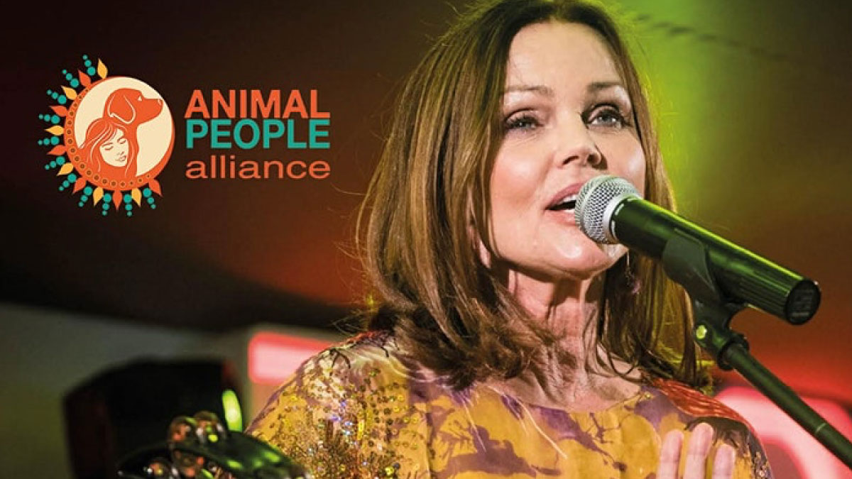 WEHO.com - Belinda Carlisle hosts Christmas Party, pet benefit concert